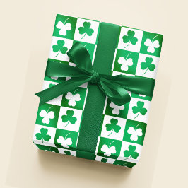 Papel De Presente Green Shamrock Clover no Checkerboard Irish Party