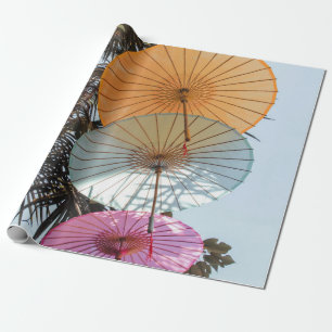 Papel De Presente Guarda-chuva vermelha na árvore verde