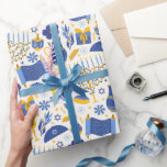 Papel De Presente Hanukkah Torah Dreidel Star de David Menorah Gift<br><div class="desc">Prepare-se para iluminar suas comemorações de Chanucá com nosso Menorah,  Dreidel,  Estrela Dourada de David,  Torah Happy Hanukkah embrulhando papel!,  este papel de embrulho adiciona um toque especial aos presentes de Chanucá. Enrole seu amor e seus desejos calorosos com este belo papel de embrulho. Feliz Hanukkah!</div>