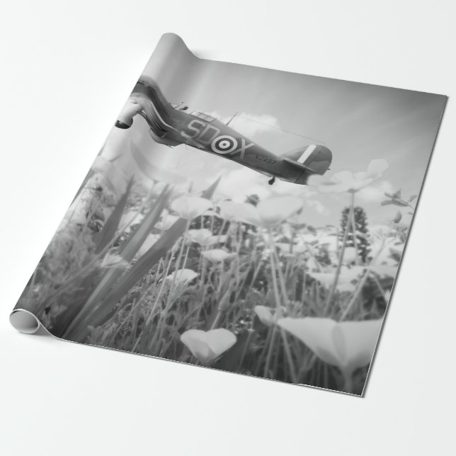 Papel De Presente Hawker Hurricane voando sobre papoilas em primaver (Desenrolado)