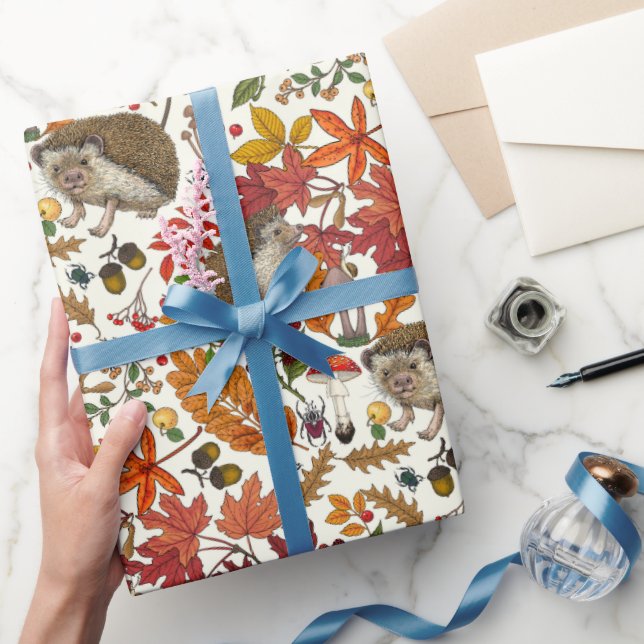 Papel De Presente Hedgehogs and autumn forest flora on ivory (Presentear)