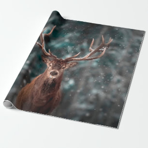 Papel De Presente Homem-cervo nobre na floresta de neve de inverno.