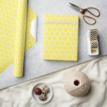 Papel De Presente Honeycomb amarelo<br><div class="desc">Este papel de embrulho de na moda é perfeito para embrulhar presentes para aniversários, chás de fraldas, chás de panela e muitas outras ocasiões especiais. A design apresenta um padrão amarelo de mel que não deixará de abater essa pessoa especial. Itens correspondentes podem ser encontrados na coleção.</div>