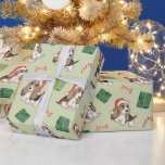 Papel De Presente Hound Dog Christmas<br><div class="desc">Geleia branca com ossos canaviais, presentes, e um chapéu de Papai Noel sobre fundo verde-claro.</div>
