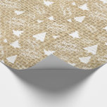 Papel De Presente Impressão de Burlap Rustic Merry Christmas Tree Wr<br><div class="desc">Livro de Natal Rustic Country,  com uma design de impressão de arromba com árvores de Natal brancas e as palavras "Feliz Natal" por toda a design.  Estas são excelentes para embrulhar presentes de Natal rústicos ou para uma árvore de Natal rústica.</div>