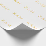 Papel De Presente Iniciais de Monograma Noiva Noivo Nome do Casal Ca<br><div class="desc">Criado com modelo de texto para iniciais monogramadas que você pode personalizar! Você também pode alterar as cores como desejar.</div>