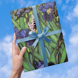 Papel De Presente Írises de Vincent van Gogh, Arte do Jardim de Vint<br><div class="desc">Irrises (1889), de Vincent van Gogh, é uma pintura floral de paisagens de apos impressionismo de arte, que inclui um jardim com íris roxos barbudos que crescem com papoilas laranja. Uma flor branca de íris solteiro está florescendo na borda. Sobre o artista: Vincent Willem van Gogh (1853-1890) foi um dos...</div>