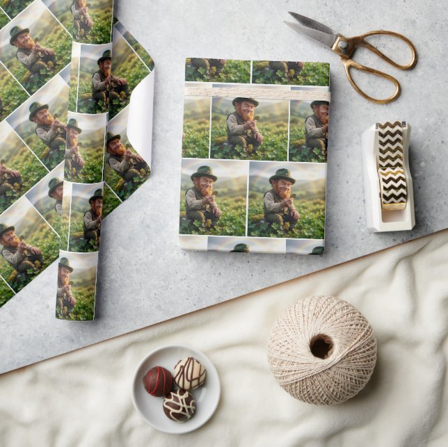 Papel De Presente Irish Leprechaun Admiring a Gold Coin (Artesanato)