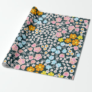 Papel De Presente Jardim florescente com rosas e flores silvestres.