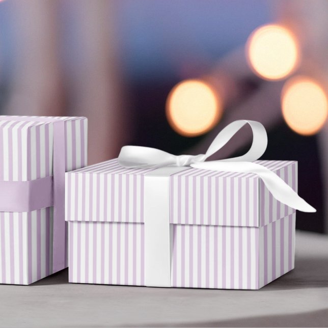 Papel De Presente Lavanda Elegante e tiras delgadas de branco (Elegant Striped Wrapping in Lavender & White. Chic & Timeless. For All Occasions and  All Ages.)