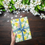 Papel De Presente Limões amarelos verdes padrão de verão<br><div class="desc">Limões suculentos,  deliciosos,  de cor aquosa,  em amarelo,  verde e branco. Perfeito para festa de aniversário de verão,  chá de panela,  casamento.</div>