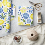 Papel De Presente Limões Mediterrâneos Azulejos Azuis<br><div class="desc">Um design elegante com fundo de azulejos azuis e limões.</div>