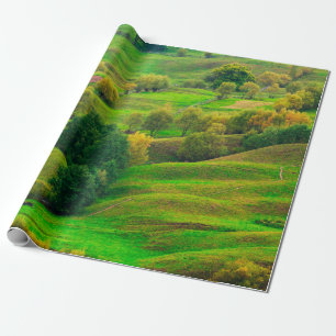 Papel De Presente Linda paisagem montanhosa à luz do sol da noite. 
