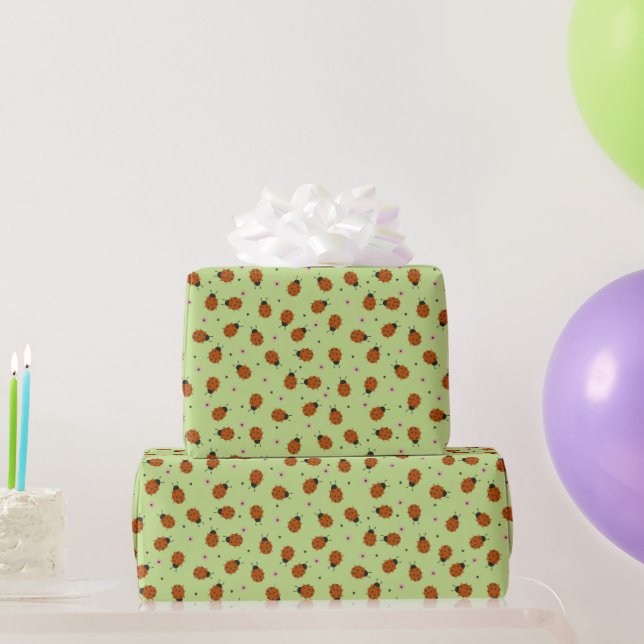 Papel De Presente Lindas joaninhas padrão de Páscoa em verde claro (Presentes para festas)