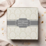 Papel De Presente Linen Beige e Cor damasco de carvão<br><div class="desc">Uma coleção de casamentos de muitos itens que usam um padrão de colheita e cores neutras. As cores de primavera ou Verão e uma variedade de opções podem ser encontradas neste conjunto.</div>