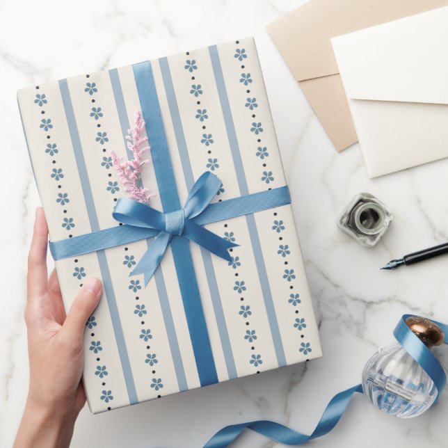 Papel De Presente Listras Azuis e Creme com Flores (Presentear)