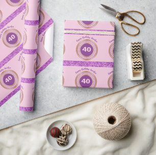Papel De Presente Listras de Brilho Rosa Emblema Dourado Personaliza