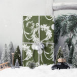 Papel De Presente Lux Christmas Elegant Baubles em Verde<br><div class="desc">Dê vida ao espírito da época com nossas Balas Elegantes de Natal Lux no papel de embrulho Verde. Essa design encantadora apresenta enfeites delicados que brilham com o alento do fosco, criando um pano de fundo festivo que estabelece o palco para celebrações alegres. Imaginem os sorrisos e entusiasmos que seus...</div>
