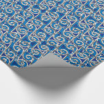 Papel De Presente Magen David Swirl Blue e Silver Mosaico<br><div class="desc">Papel brilhante de embalagem de qualidade Premium, com um belo e intrigante design, que combina espirais em duas tonalidades de azul e um efeito de silva "spooning" juntos para criar um olhar de malha exagerado, cortado com estrelas de silva de David (Magen David). Adequado para Hannukkah, Bar & Bat Mitzvahs,...</div>