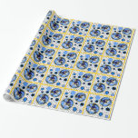 Papel De Presente Maxfield Parrish-y Hanukkah Elf<br><div class="desc">Brincadeira de Chanucá tem azulejos de preto em bolinhas brancas adornadas com sonhos, cornfloras azuis e medalhões apresentando a variação caprichosa de Leslie Sigal Javorek de uma personagem mais clara de Maxfield Parrish era Maxfield Lamplter com leggings de bolinhas, cobalto azul pancho, uma menorah totalmente iluminada em sua calçado ,...</div>