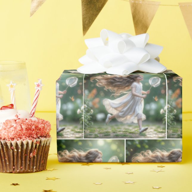 Papel De Presente Menina caçando borboletas com uma rede (Festa de aniversário)