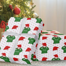 Menina Fofa com Capuz Verde e Chapéu de Papai Noel