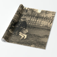 Menino da década de 1890 sentado na Rua Bernard Do