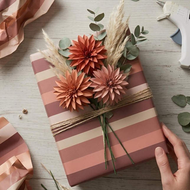 Papel De Presente Moderna Linear | Rosa Antiga & Cobre (Lifestyle Shot)