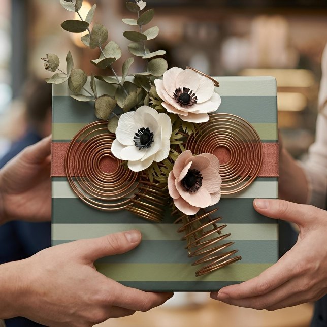 Papel De Presente Moderna Linear | Sage Envelhecido e Musgo de Inver (Lifestyle Shot)