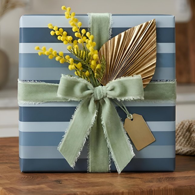 Papel De Presente Moderna Linear | Slate & Mar do Norte (Lifestyle Shot)