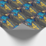 Papel De Presente Moderno Blue e Dourado Menorah Happy Hanukkah<br><div class="desc">O moderno Blue & Dourado Menorah Happy Hanukkah Wrapping Paper apresenta rosas azuis e douradas de fundo do quadro. Um design perfeito para Chanucá.</div>