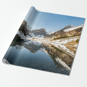 PAPEL DE PRESENTE MONTANHA BRANCA E MARROSA SOB PELE AZUL DURANTE O