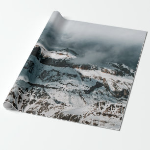 PAPEL DE PRESENTE MONTANHA COBERTA DE NEVE SOB PELE NUVEM DURANTE O
