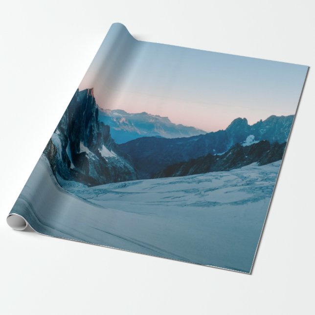 PAPEL DE PRESENTE MONTANHA COBERTA NA NEVE (Desenrolado)