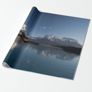 PAPEL DE PRESENTE MONTANHA COBERTA PELA NEVE EM FOTOGRAFIA REFLETIVA
