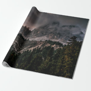 PAPEL DE PRESENTE MONTANHA DE COBRIR DE NEVE DURANTE OS CÉU DE NUVE