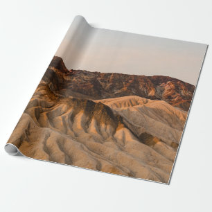 PAPEL DE PRESENTE MONTANHA ROCKY MARCADA SOB CÉU AZUL DURANTE O DIA