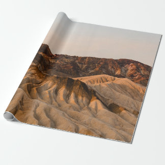 PAPEL DE PRESENTE MONTANHA ROCKY MARCADA SOB CÉU AZUL DURANTE O DIA