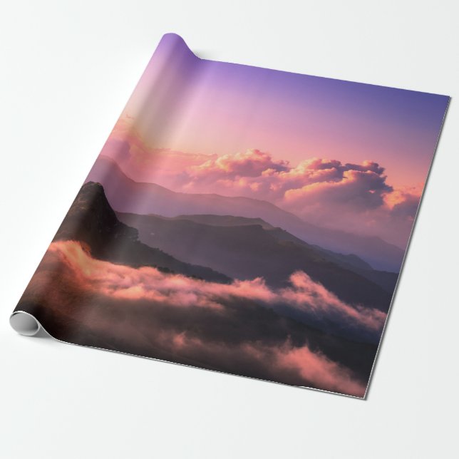 PAPEL DE PRESENTE MONTANHA VERDE ARREDONDADA POR NUVENS (Desenrolado)