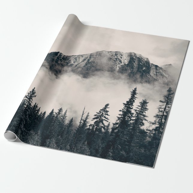 Papel De Presente Montanhas com neblina e floresta no Parque Naciona (Desenrolado)