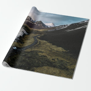 PAPEL DE PRESENTE MONTANHAS PERTO DO CORPO DE ÁGUA