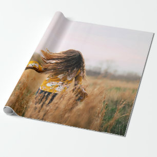 Papel De Presente Mulher caminhando no campo de dia
