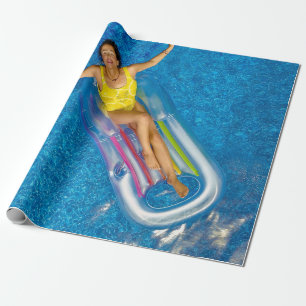 Papel De Presente Mulher cavalgando boia flutuante de plástico no c