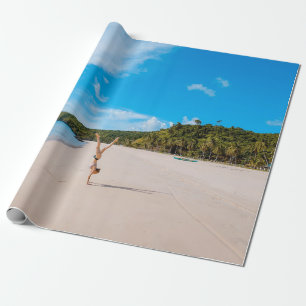Papel De Presente Mulher com acrobacia no litoral perto da montanha
