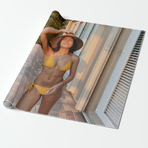 Papel De Presente Mulher de biquíni amarelo em pé no flo castanho