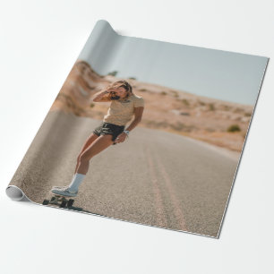 Papel De Presente Mulher de camisa branca correndo na estrada pela m