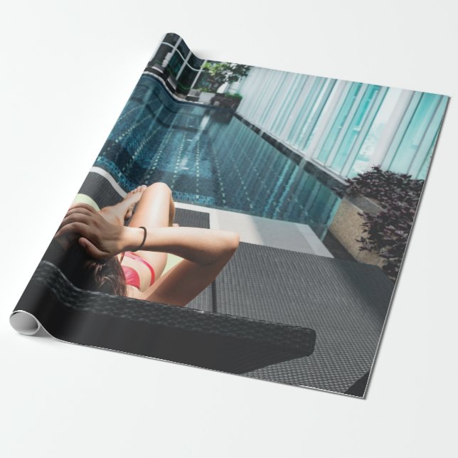 Papel De Presente Mulher deitada no salão castanho (Desenrolado)