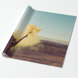 Papel De Presente Mulher parada no deserto segurando flare