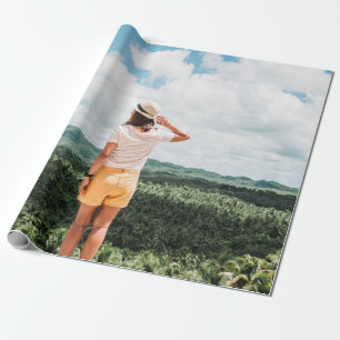 Papel De Presente Mulher parada perto das árvores