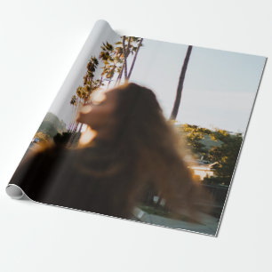 Papel De Presente Mulher parada perto do exterior pela manhã
